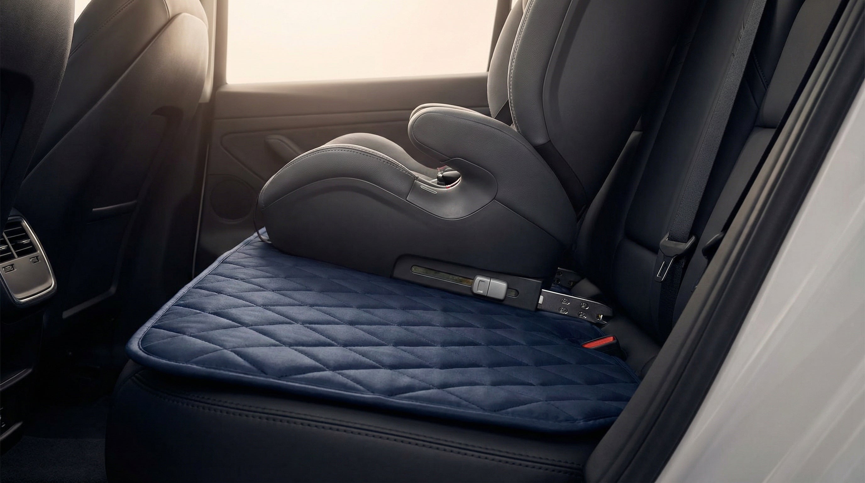 PROTEX Kindersitzunterlage unter Kindersitz im Auto